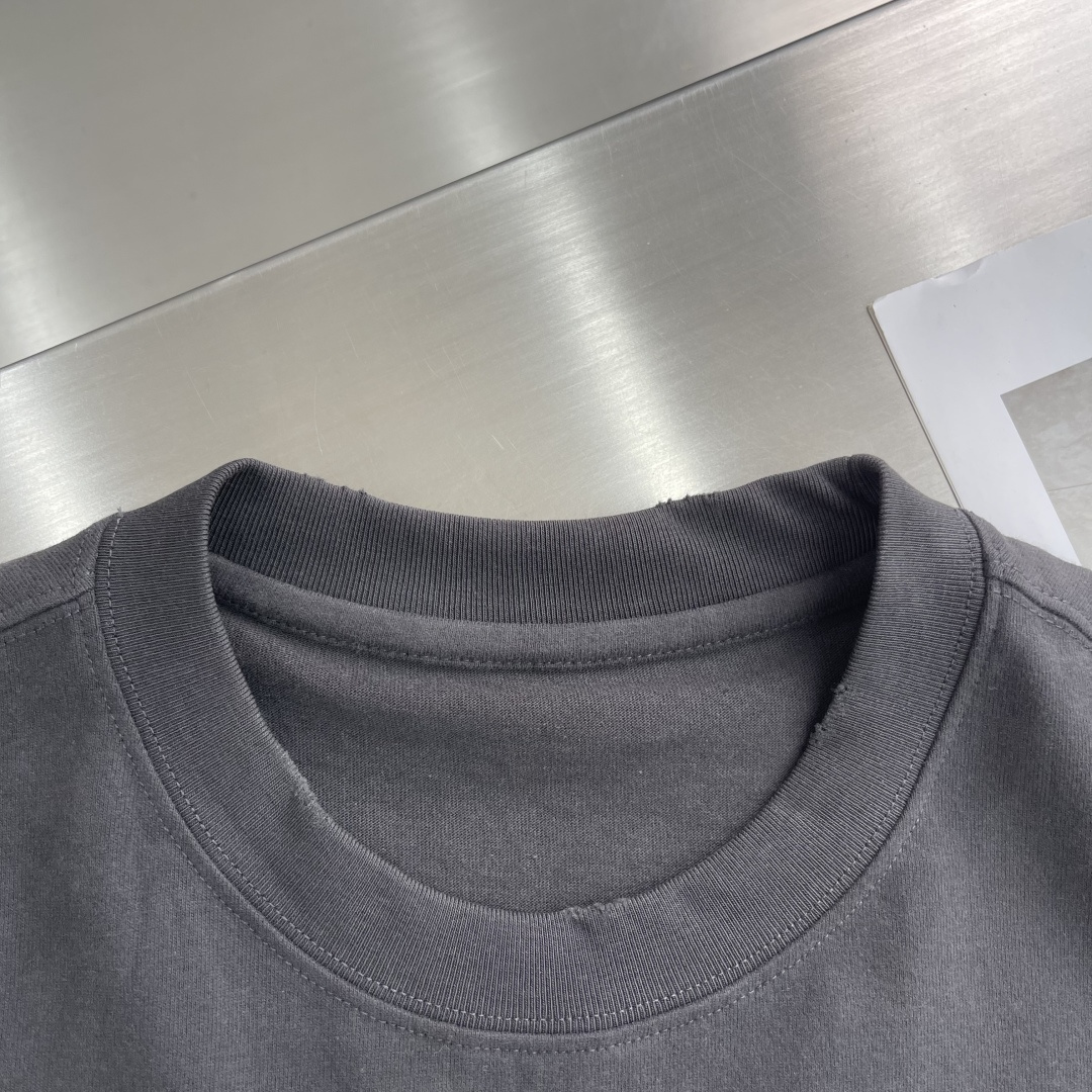 -Dio 2025秋冬系列短袖T恤码数：M-3XL 微阔版型DI*R短袖T，纯棉纱线保留了天然纤维吸湿透