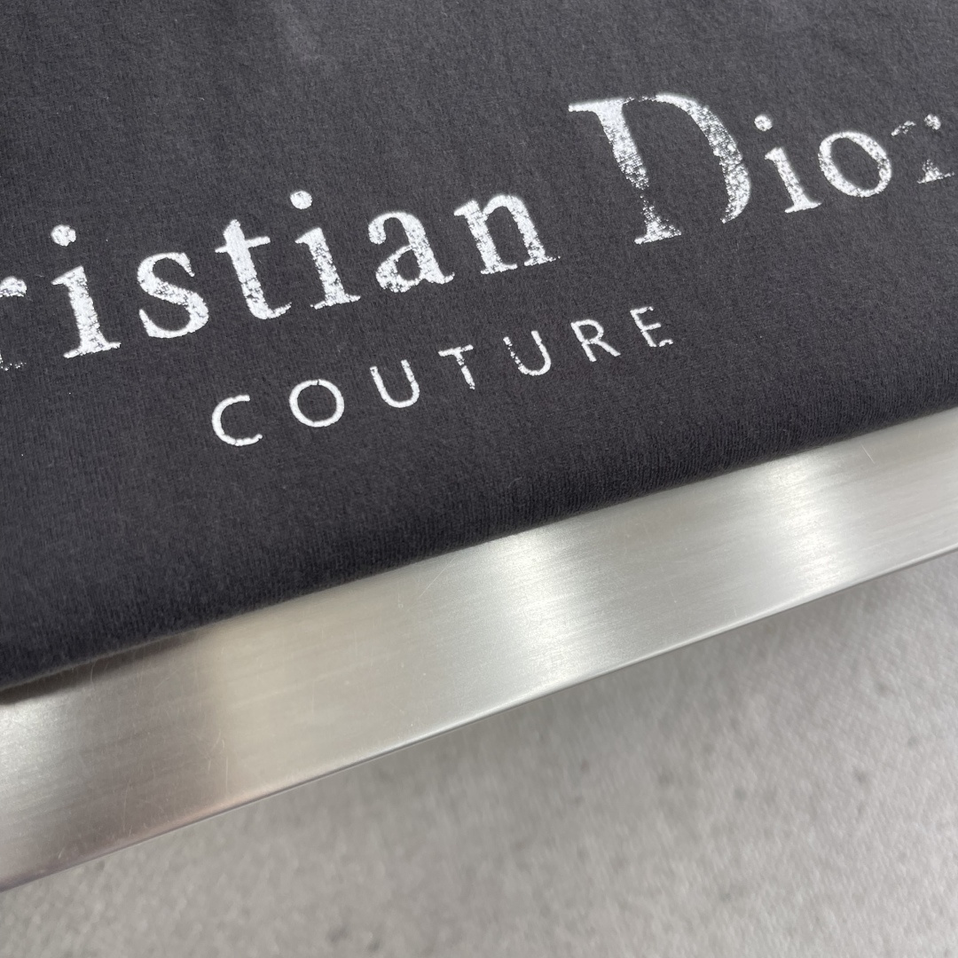 -Dio 2025秋冬系列短袖T恤码数：M-3XL 微阔版型DI*R短袖T，纯棉纱线保留了天然纤维吸湿透