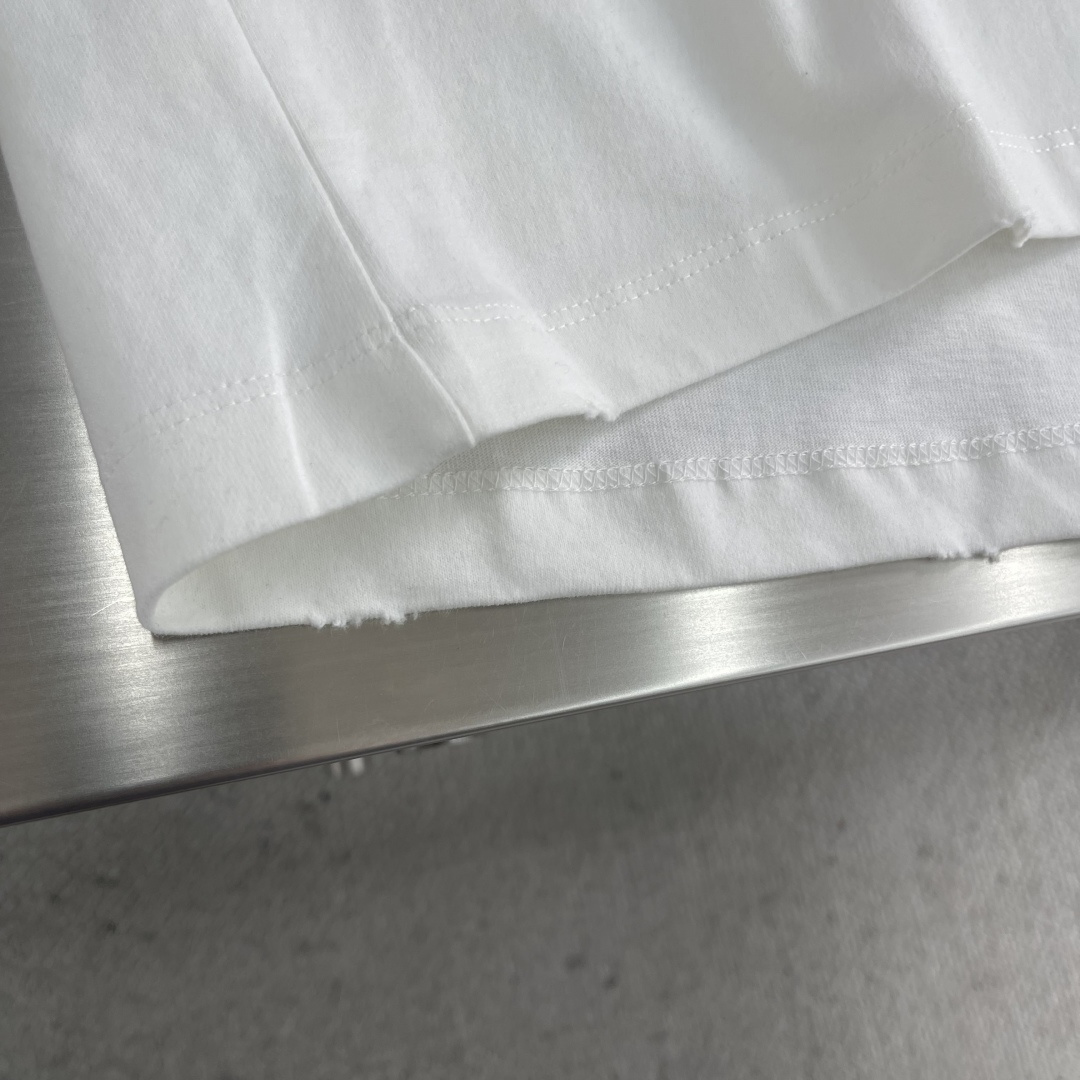 -Dio 2025秋冬系列短袖T恤码数：M-3XL 微阔版型DI*R短袖T，纯棉纱线保留了天然纤维吸湿透