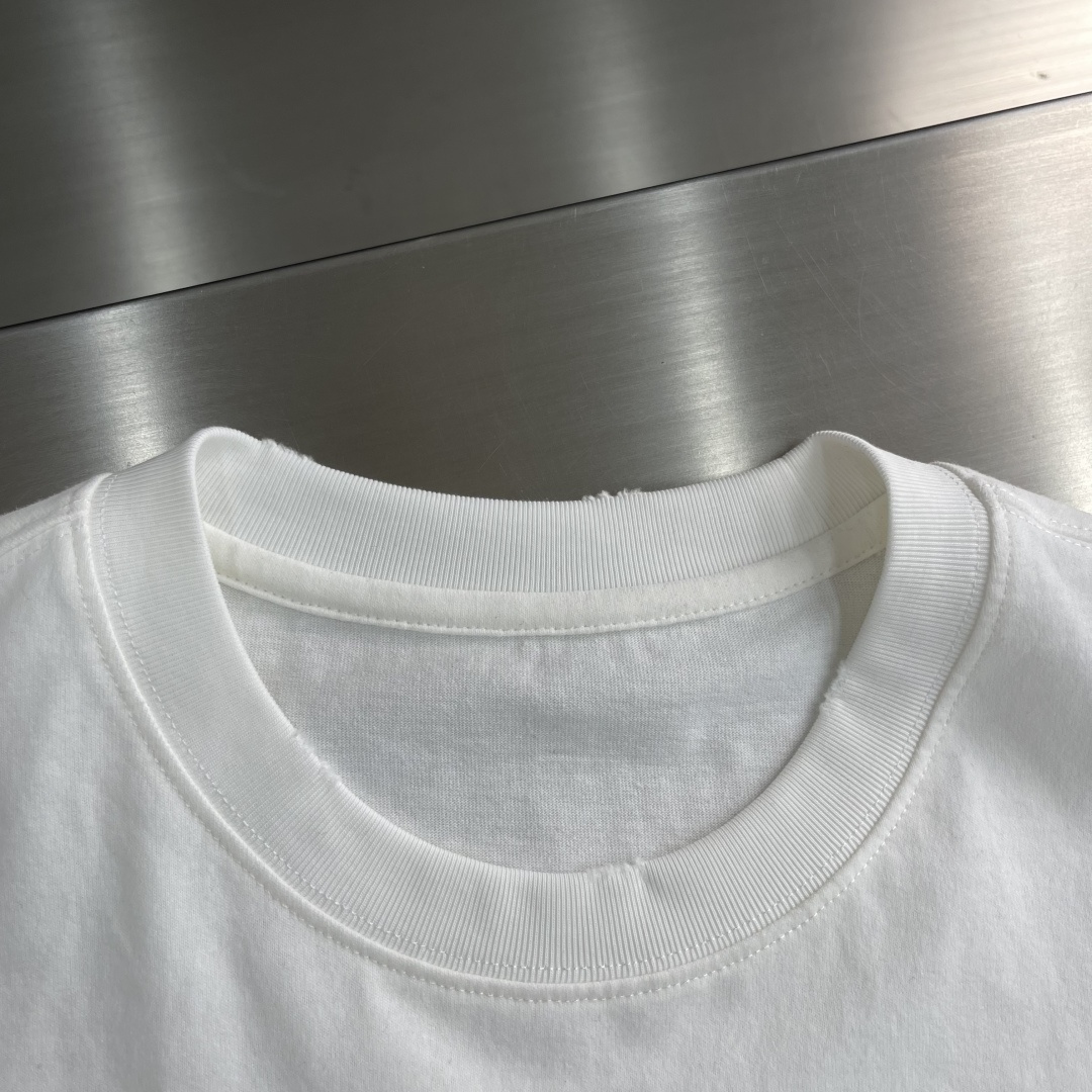 -Dio 2025秋冬系列短袖T恤码数：M-3XL 微阔版型DI*R短袖T，纯棉纱线保留了天然纤维吸湿透