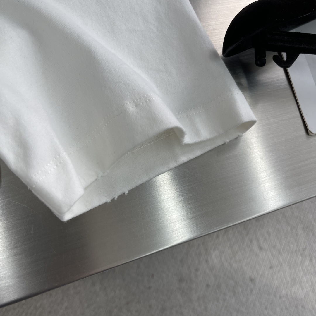 -Dio 2025秋冬系列短袖T恤码数：M-3XL 微阔版型DI*R短袖T，纯棉纱线保留了天然纤维吸湿透