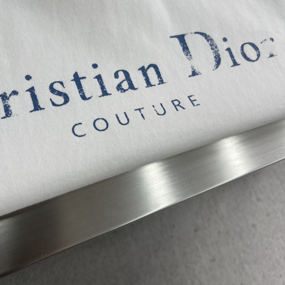 -Dio 2025秋冬系列短袖T恤码数：M-3XL 微阔版型DI*R短袖T，纯棉纱线保留了天然纤维吸湿透