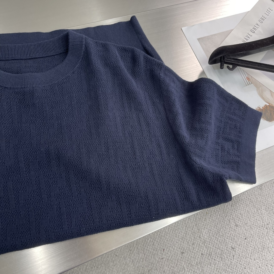 -FEND 2025秋冬系列针织短袖T恤码数：M-3XL码 宽松版型极具辨识度的FF经典老花套头短袖毛衫