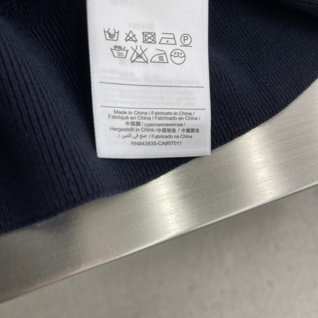 -FEND 2025秋冬系列针织短袖T恤码数：M-3XL码 宽松版型极具辨识度的FF经典老花套头短袖毛衫