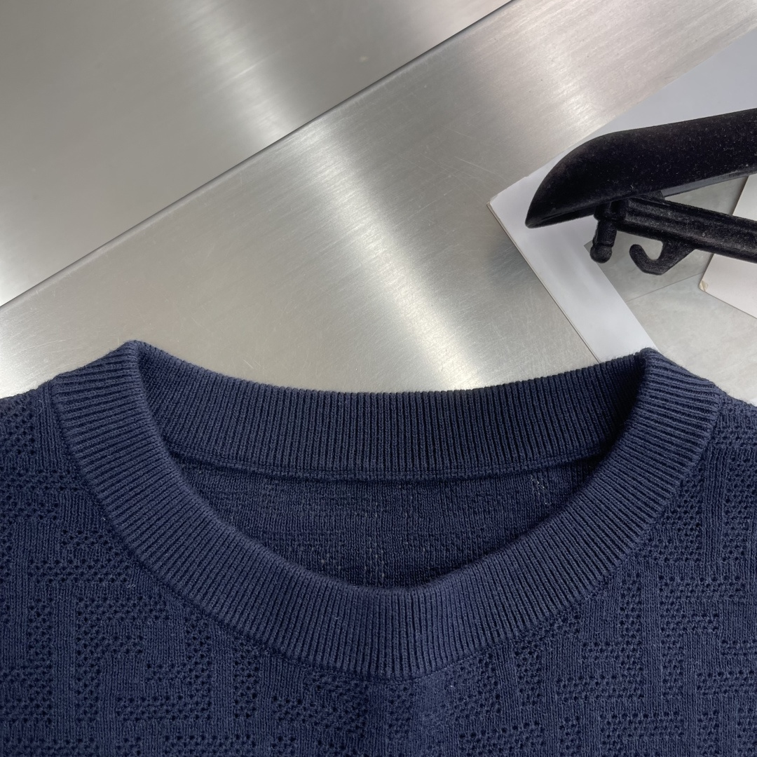 -FEND 2025秋冬系列针织短袖T恤码数：M-3XL码 宽松版型极具辨识度的FF经典老花套头短袖毛衫