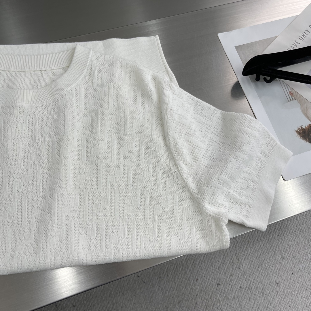 -FEND 2025秋冬系列针织短袖T恤码数：M-3XL码 宽松版型极具辨识度的FF经典老花套头短袖毛衫