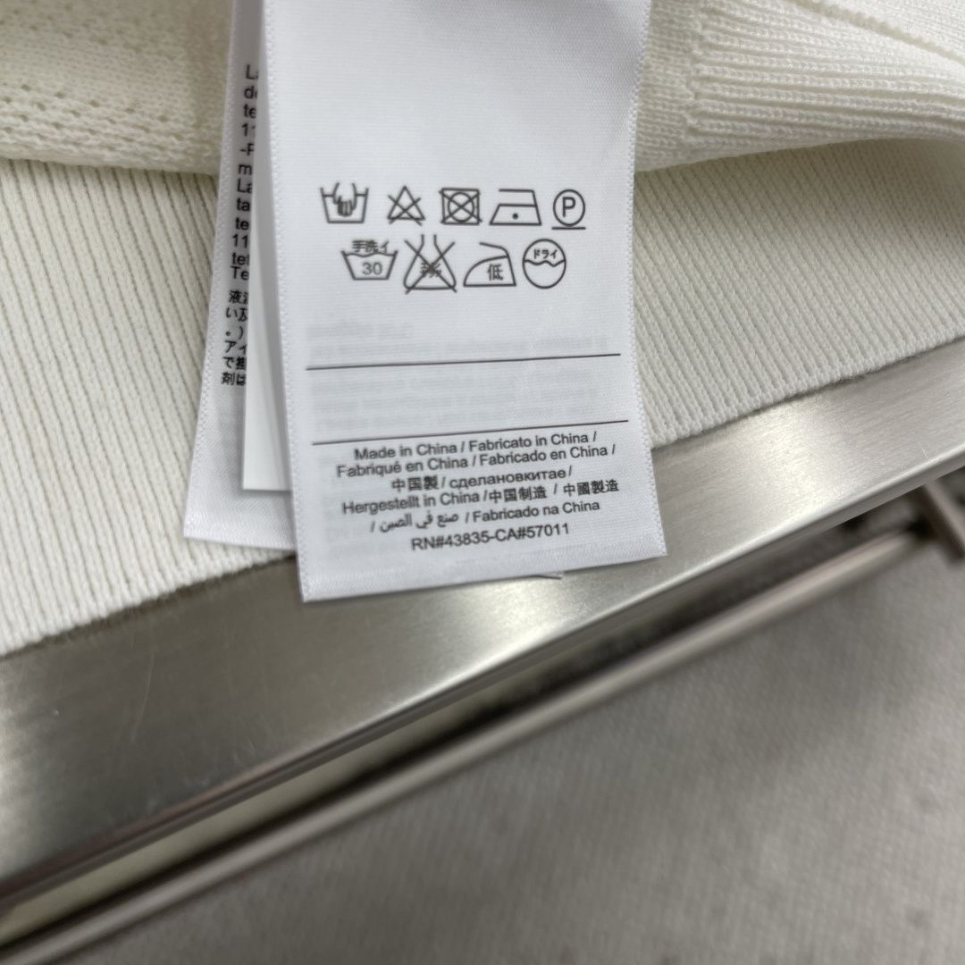 -FEND 2025秋冬系列针织短袖T恤码数：M-3XL码 宽松版型极具辨识度的FF经典老花套头短袖毛衫