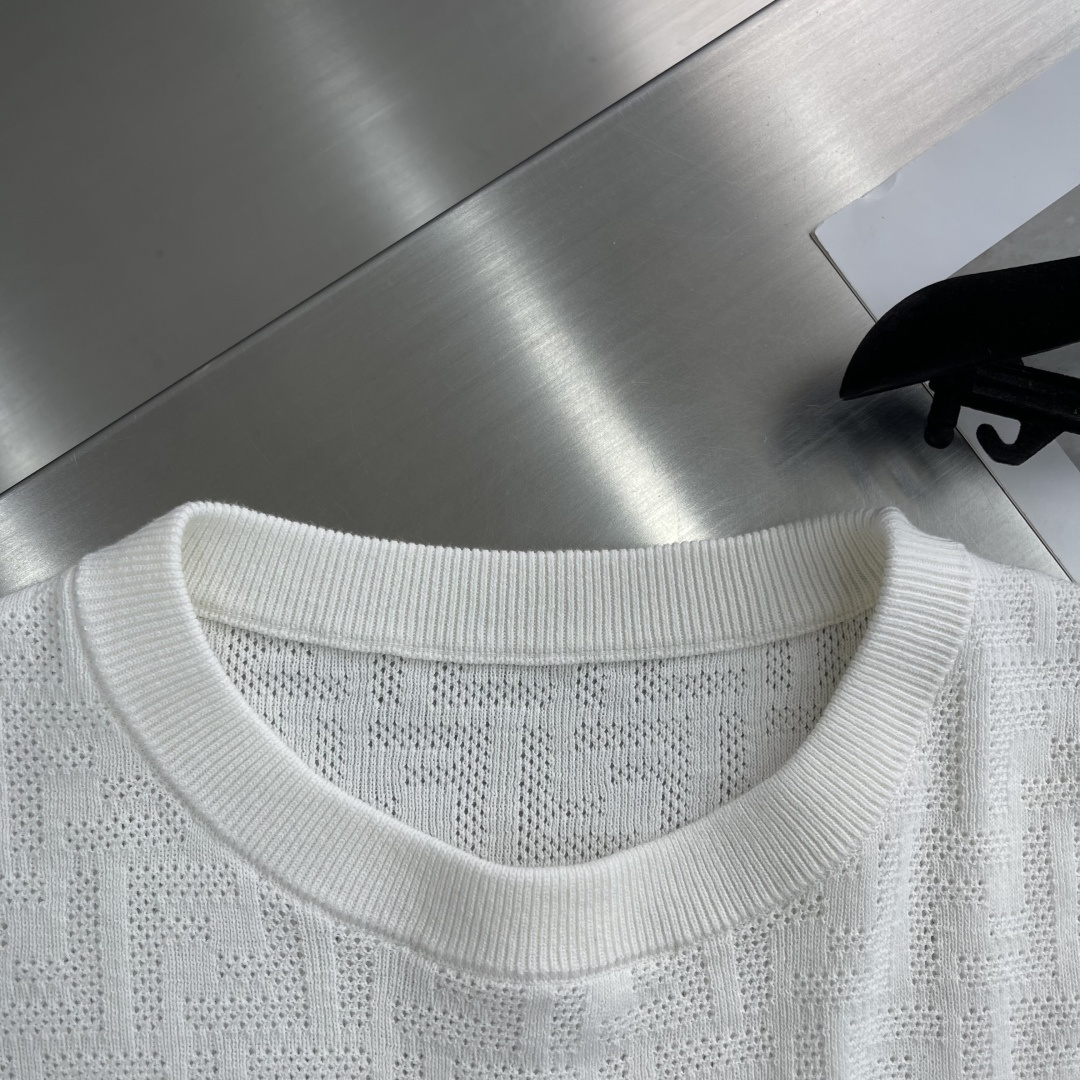 -FEND 2025秋冬系列针织短袖T恤码数：M-3XL码 宽松版型极具辨识度的FF经典老花套头短袖毛衫