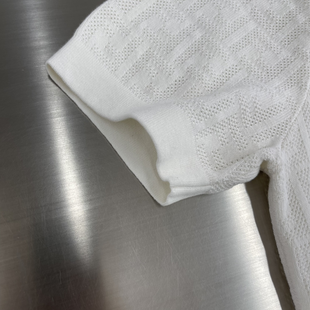 -FEND 2025秋冬系列针织短袖T恤码数：M-3XL码 宽松版型极具辨识度的FF经典老花套头短袖毛衫