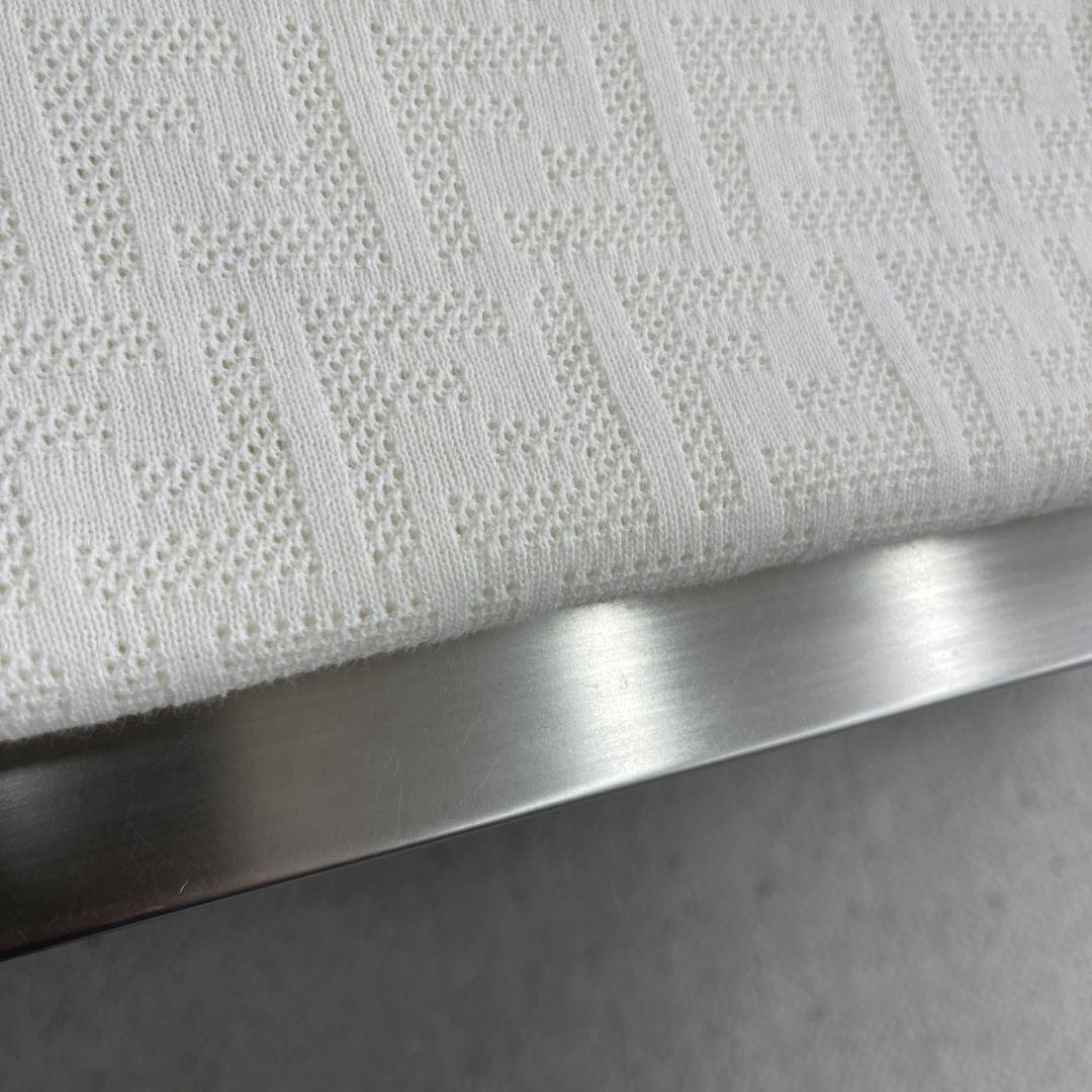 -FEND 2025秋冬系列针织短袖T恤码数：M-3XL码 宽松版型极具辨识度的FF经典老花套头短袖毛衫