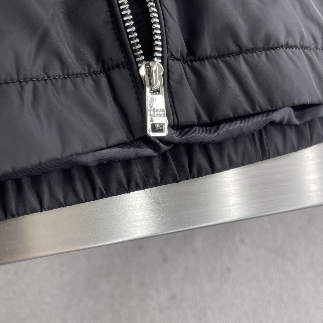 -PRAD 2025秋季最新品时尚休闲夹克外套，进口面料，做工极为复杂，顶级印胶工艺字母图案logo，原