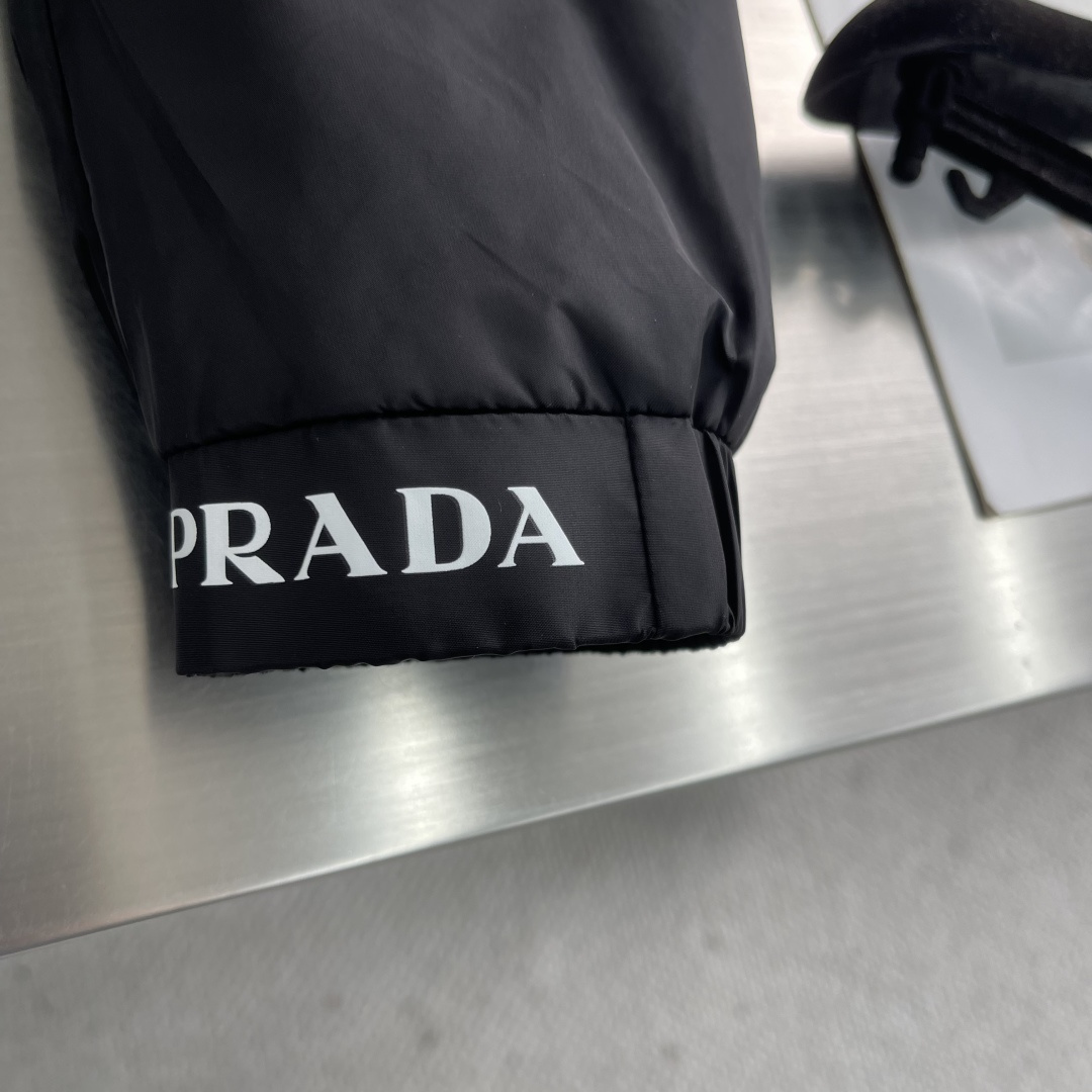 -PRAD 2025秋季最新品时尚休闲夹克外套，进口面料，做工极为复杂，顶级印胶工艺字母图案logo，原