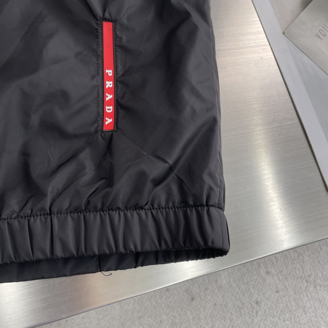 -PRAD 2025秋季最新品时尚休闲夹克外套，进口面料，做工极为复杂，顶级印胶工艺字母图案logo，原