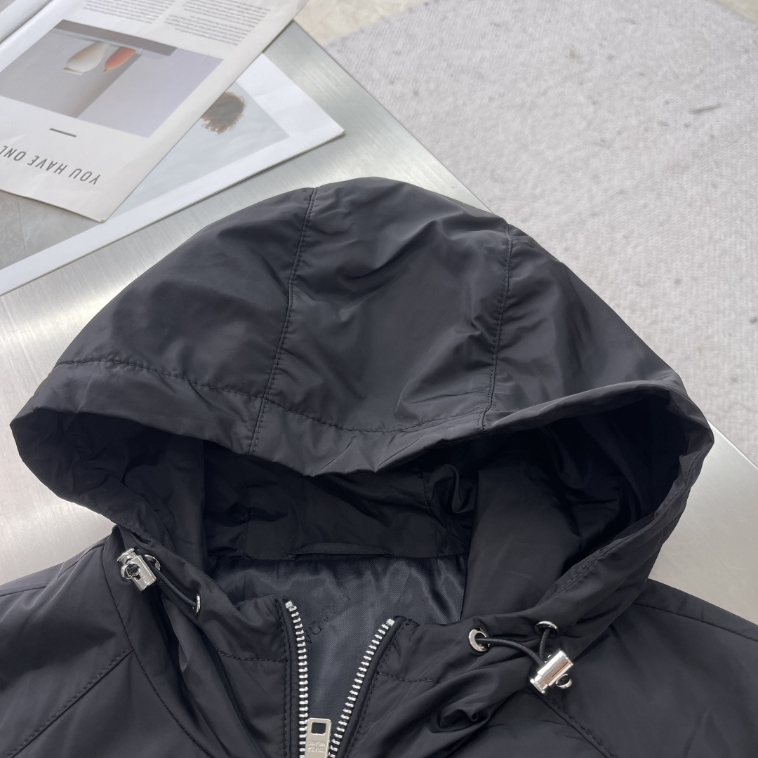 -PRAD 2025秋季最新品时尚休闲夹克外套，进口面料，做工极为复杂，顶级印胶工艺字母图案logo，原