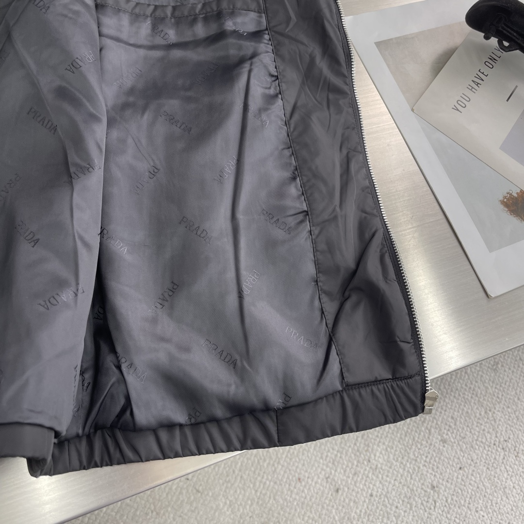 -PRAD 2025秋季最新品时尚休闲夹克外套，进口面料，做工极为复杂，顶级印胶工艺字母图案logo，原