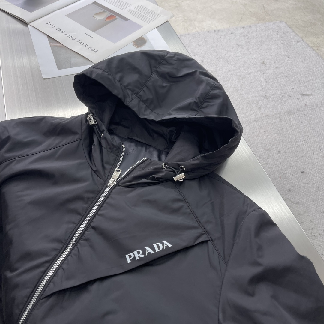 -PRAD 2025秋季最新品时尚休闲夹克外套，进口面料，做工极为复杂，顶级印胶工艺字母图案logo，原