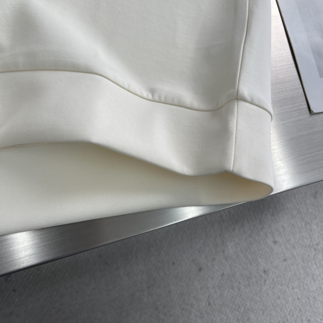 -Herme 2025秋冬新款！！ 延续经典，从版型到设计都很有时代的新潮感 。 微阔版型，整体上身感更