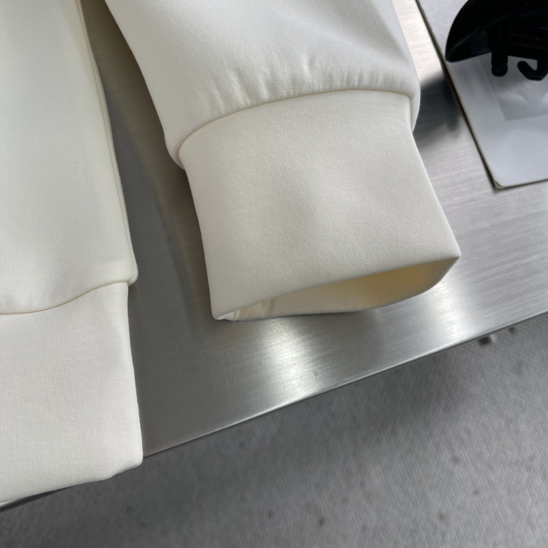 -Herme 2025秋冬新款！！ 延续经典，从版型到设计都很有时代的新潮感 。 微阔版型，整体上身感更