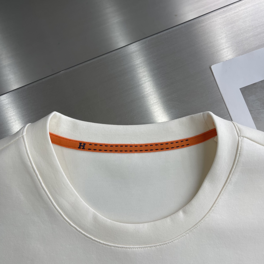 -Herme 2025秋冬新款！！ 延续经典，从版型到设计都很有时代的新潮感 。 微阔版型，整体上身感更