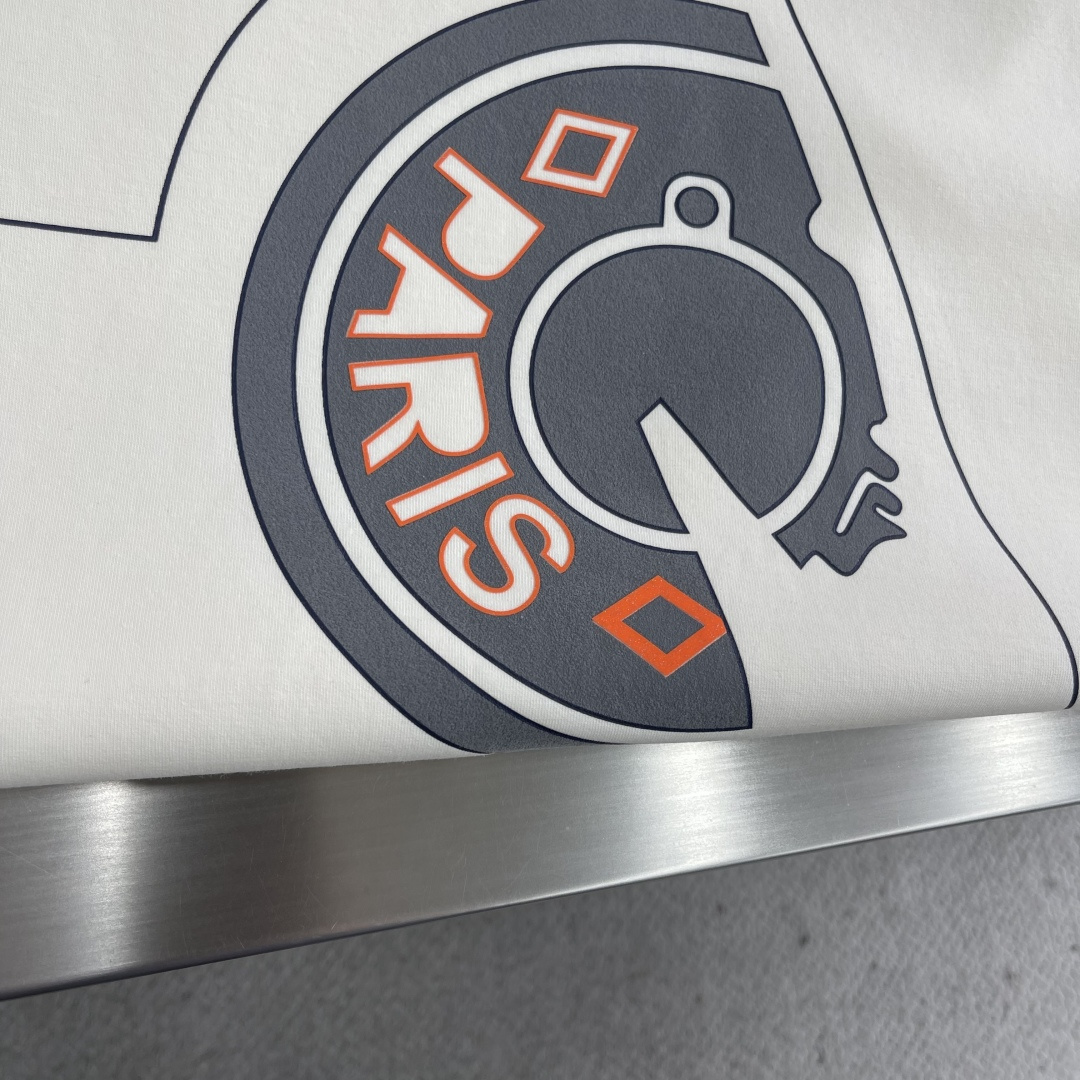 -Herme 2025秋冬新款！！ 延续经典，从版型到设计都很有时代的新潮感 。 微阔版型，整体上身感更