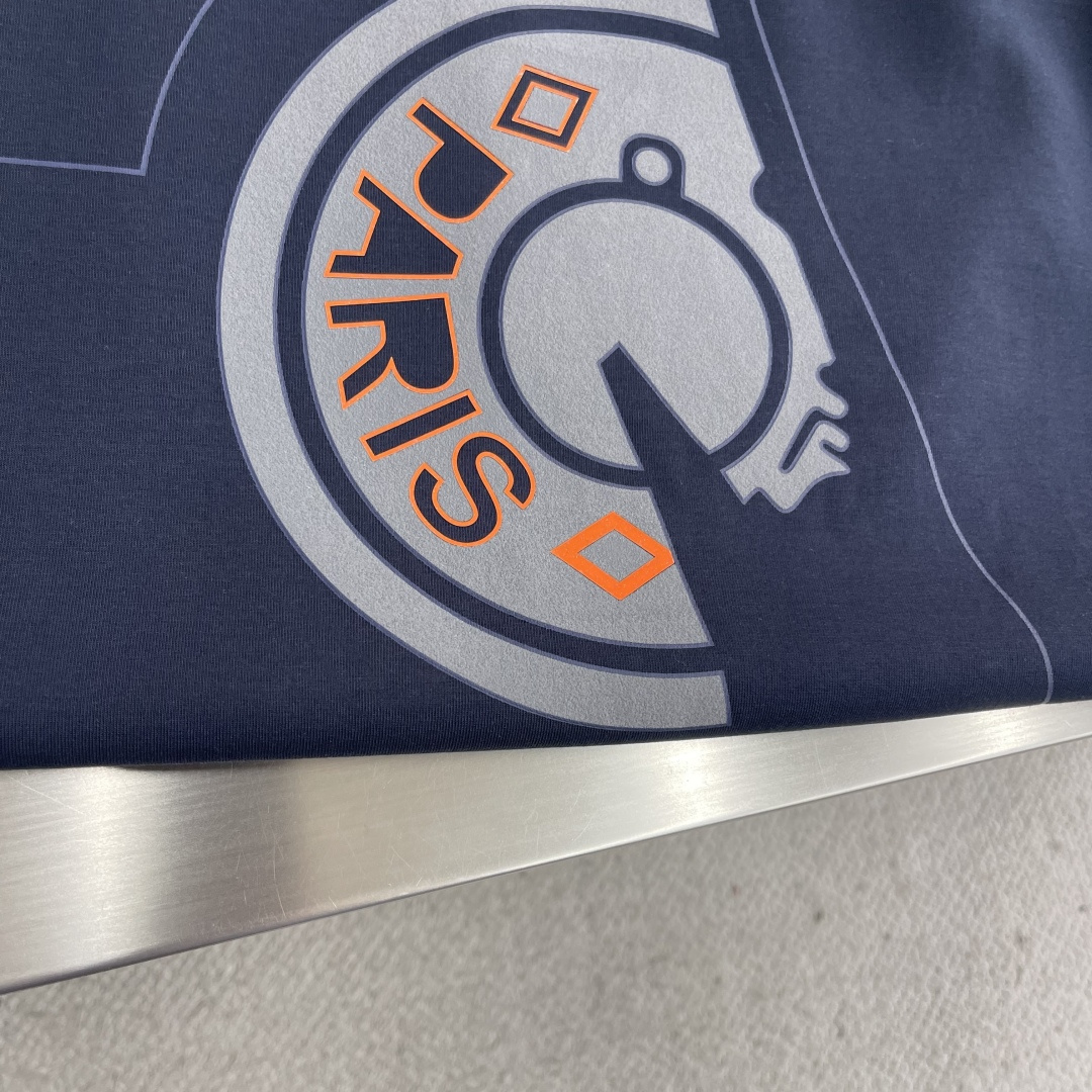 -Herme 2025秋冬新款！！ 延续经典，从版型到设计都很有时代的新潮感 。 微阔版型，整体上身感更