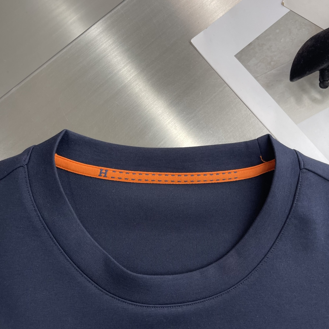 -Herme 2025秋冬新款！！ 延续经典，从版型到设计都很有时代的新潮感 。 微阔版型，整体上身感更