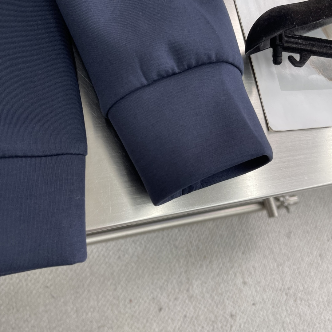 -Herme 2025秋冬新款！！ 延续经典，从版型到设计都很有时代的新潮感 。 微阔版型，整体上身感更