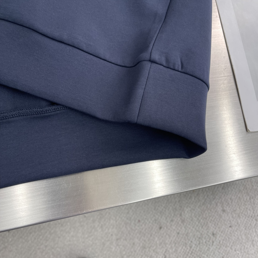 -Herme 2025秋冬新款！！ 延续经典，从版型到设计都很有时代的新潮感 。 微阔版型，整体上身感更