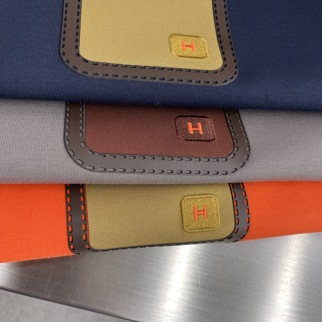 -Herme 2025秋冬新款！！ 延续经典，从版型到设计都很有时代的新潮感 。 微阔版型，整体上身感更