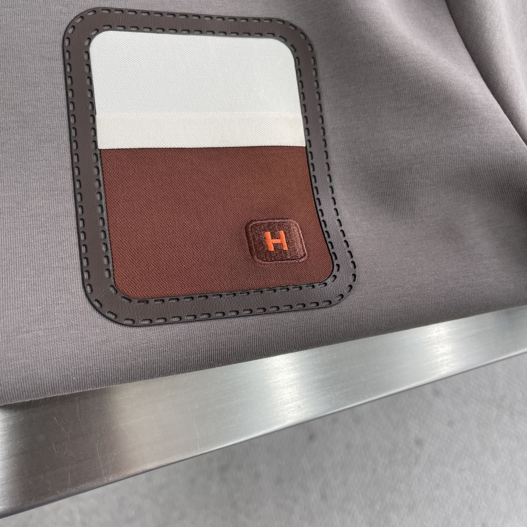 -Herme 2025秋冬新款！！ 延续经典，从版型到设计都很有时代的新潮感 。 微阔版型，整体上身感更