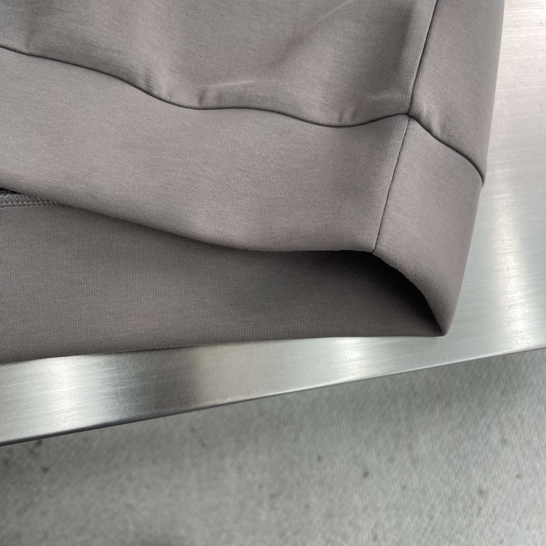 -Herme 2025秋冬新款！！ 延续经典，从版型到设计都很有时代的新潮感 。 微阔版型，整体上身感更