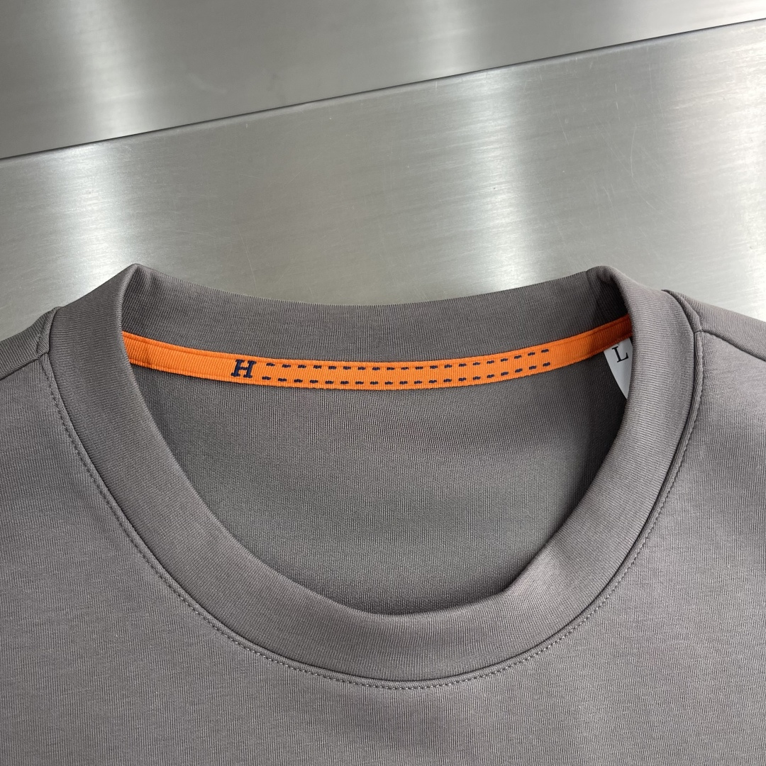 -Herme 2025秋冬新款！！ 延续经典，从版型到设计都很有时代的新潮感 。 微阔版型，整体上身感更