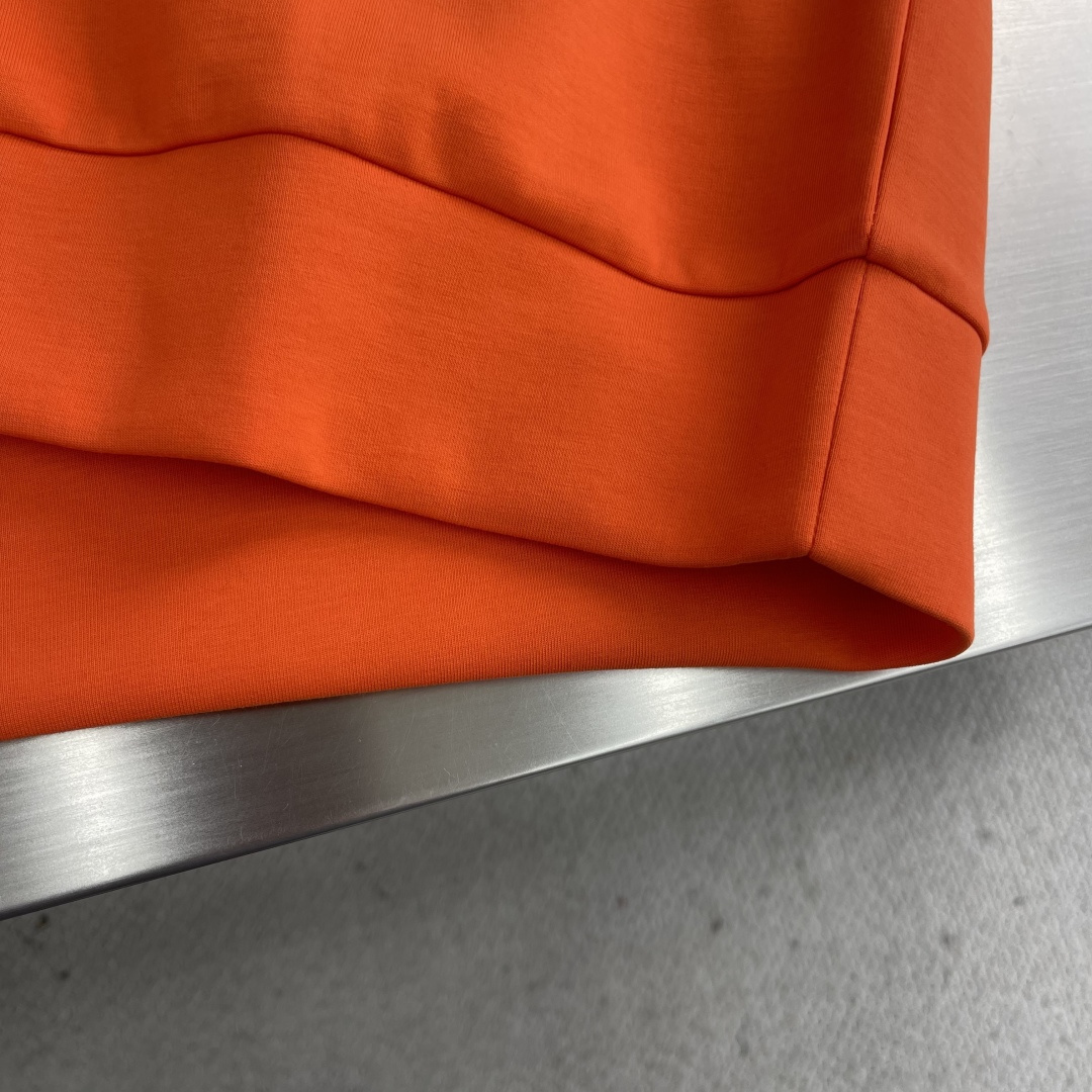 -Herme 2025秋冬新款！！ 延续经典，从版型到设计都很有时代的新潮感 。 微阔版型，整体上身感更