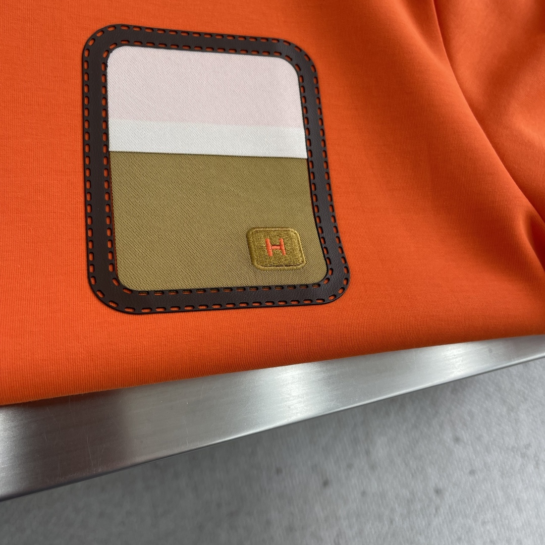 -Herme 2025秋冬新款！！ 延续经典，从版型到设计都很有时代的新潮感 。 微阔版型，整体上身感更