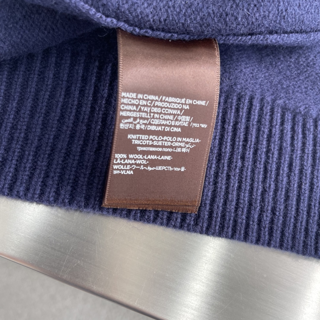 -Loro Piana 2025秋冬新款翻领毛衣。优质羊毛，简约而不简单。精致翻领与纽扣设计，细节彰显品