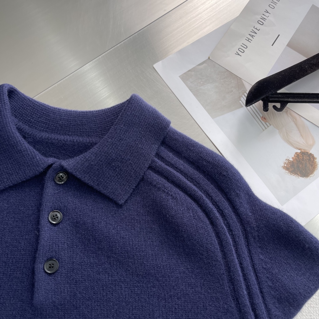 -Loro Piana 2025秋冬新款翻领毛衣。优质羊毛，简约而不简单。精致翻领与纽扣设计，细节彰显品