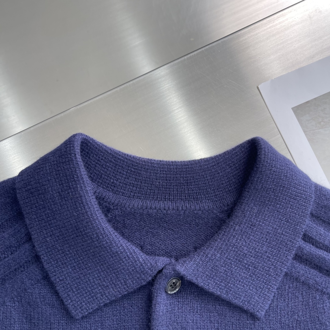 -Loro Piana 2025秋冬新款翻领毛衣。优质羊毛，简约而不简单。精致翻领与纽扣设计，细节彰显品