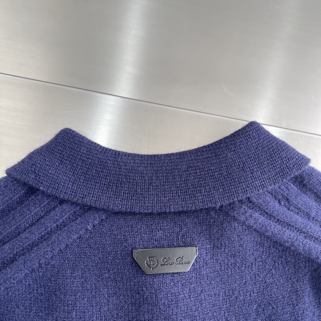-Loro Piana 2025秋冬新款翻领毛衣。优质羊毛，简约而不简单。精致翻领与纽扣设计，细节彰显品