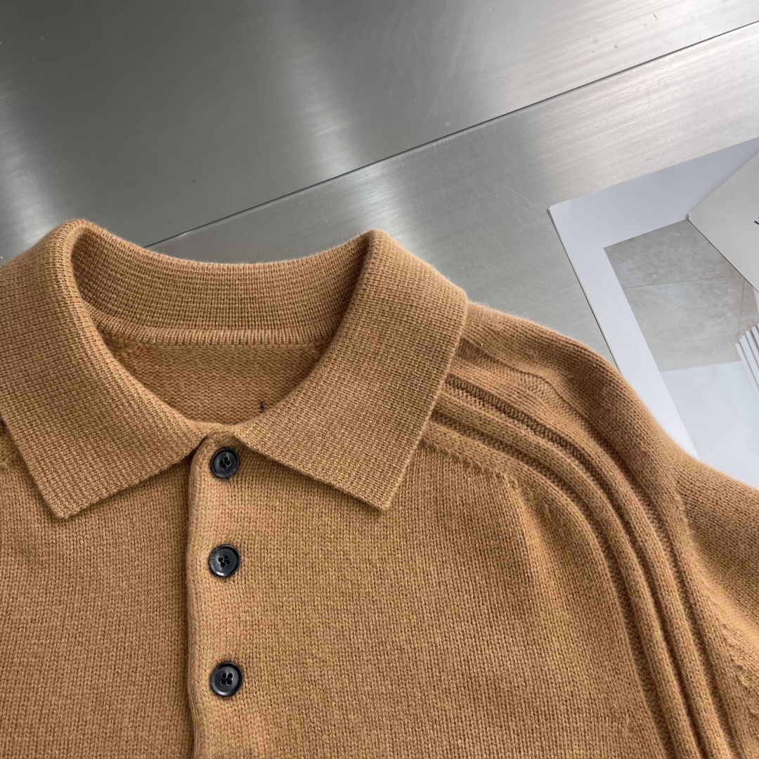 -Loro Piana 2025秋冬新款翻领毛衣。优质羊毛，简约而不简单。精致翻领与纽扣设计，细节彰显品