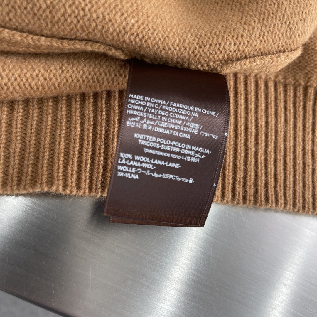 -Loro Piana 2025秋冬新款翻领毛衣。优质羊毛，简约而不简单。精致翻领与纽扣设计，细节彰显品