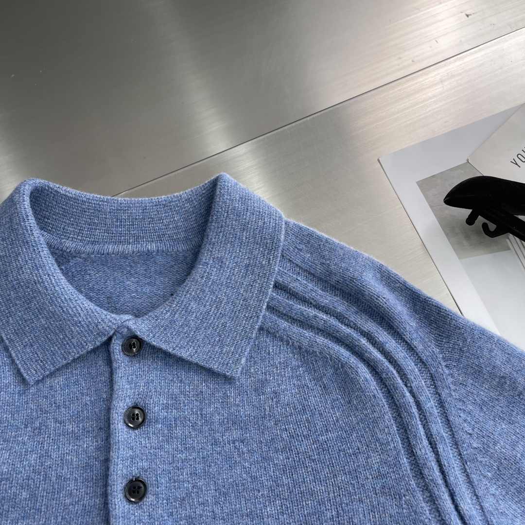 -Loro Piana 2025秋冬新款翻领毛衣。优质羊毛，简约而不简单。精致翻领与纽扣设计，细节彰显品
