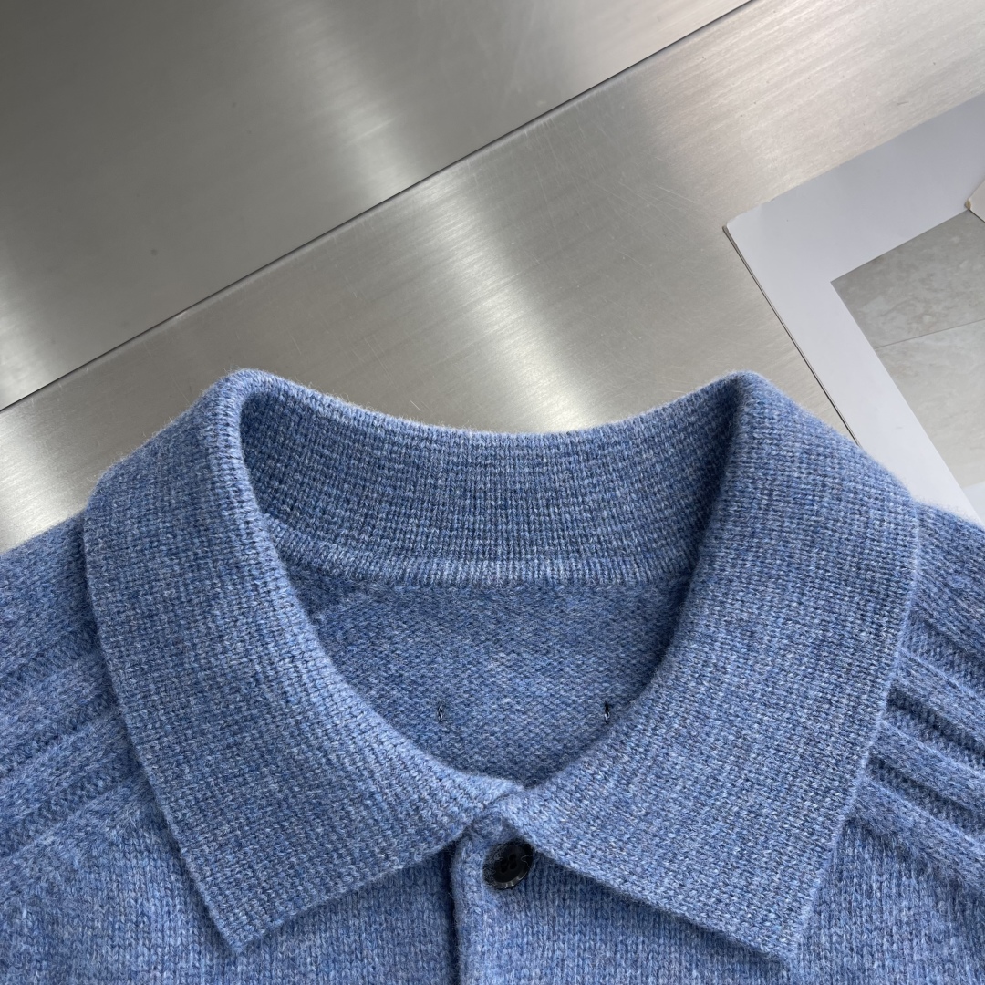 -Loro Piana 2025秋冬新款翻领毛衣。优质羊毛，简约而不简单。精致翻领与纽扣设计，细节彰显品