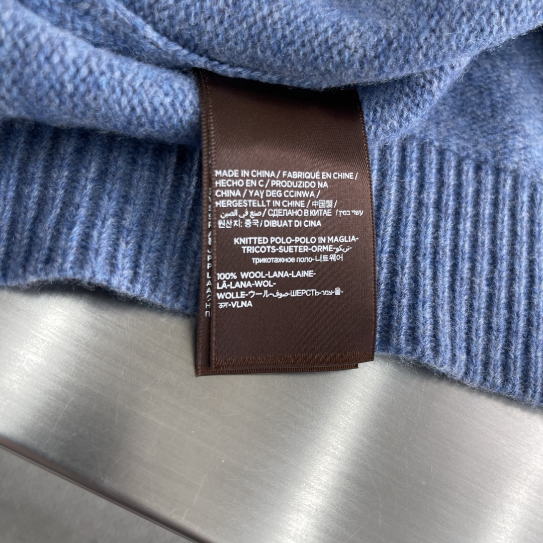 -Loro Piana 2025秋冬新款翻领毛衣。优质羊毛，简约而不简单。精致翻领与纽扣设计，细节彰显品