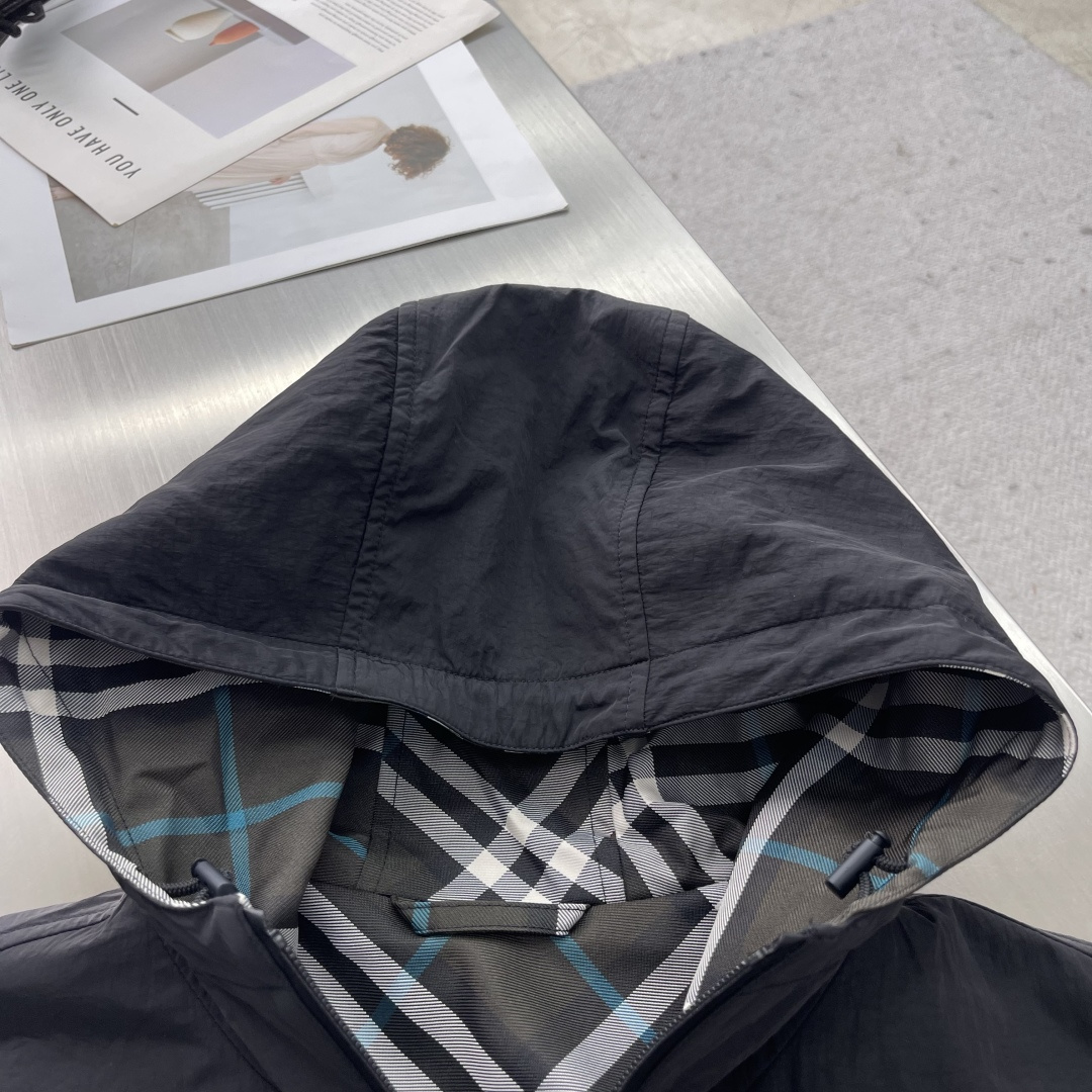 -BBR 双面款穿着格纹科技感面料带帽拉链外套。面料上手质感很好，宽松版型A面定制提花格纹，B面纯净素雅