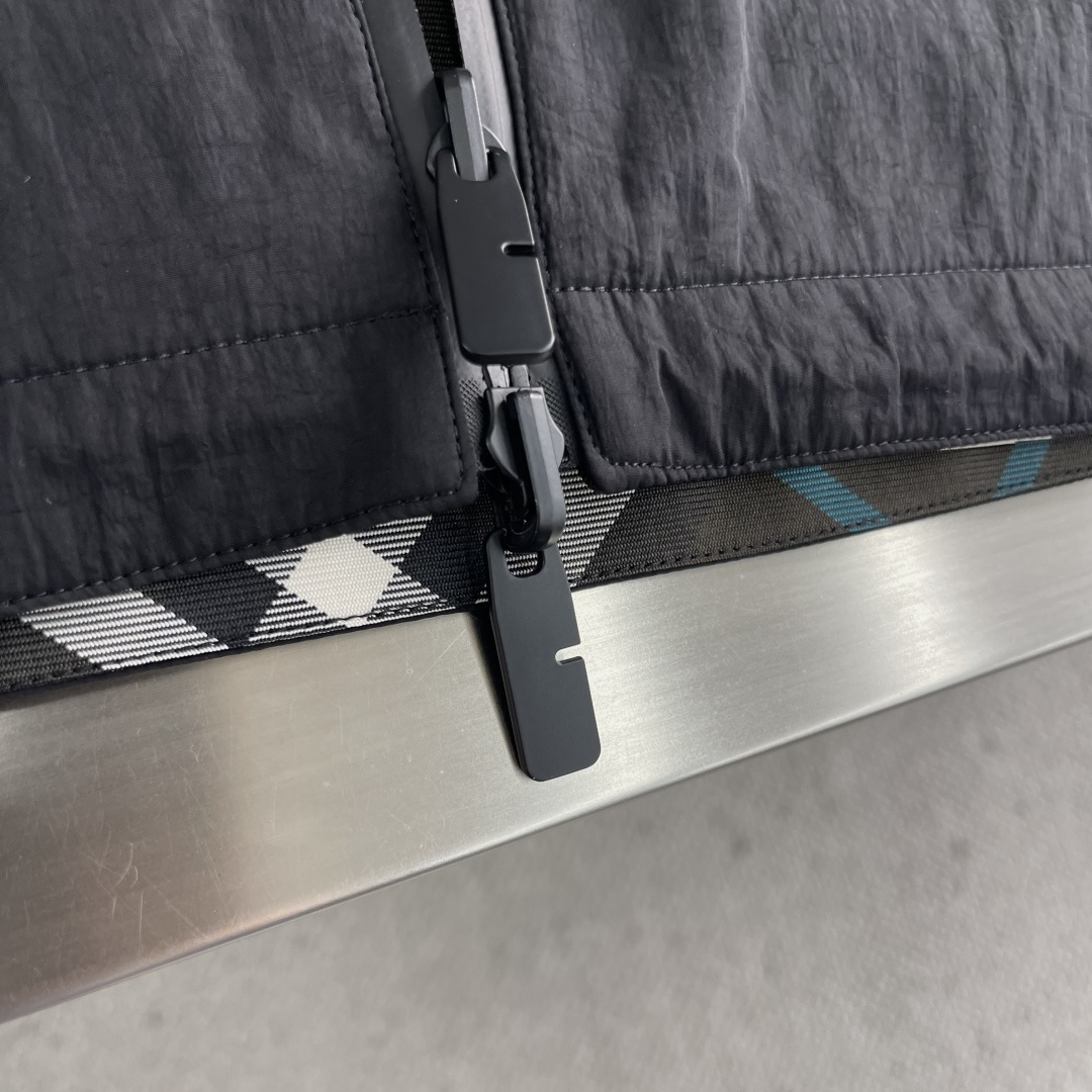 -BBR 双面款穿着格纹科技感面料带帽拉链外套。面料上手质感很好，宽松版型A面定制提花格纹，B面纯净素雅