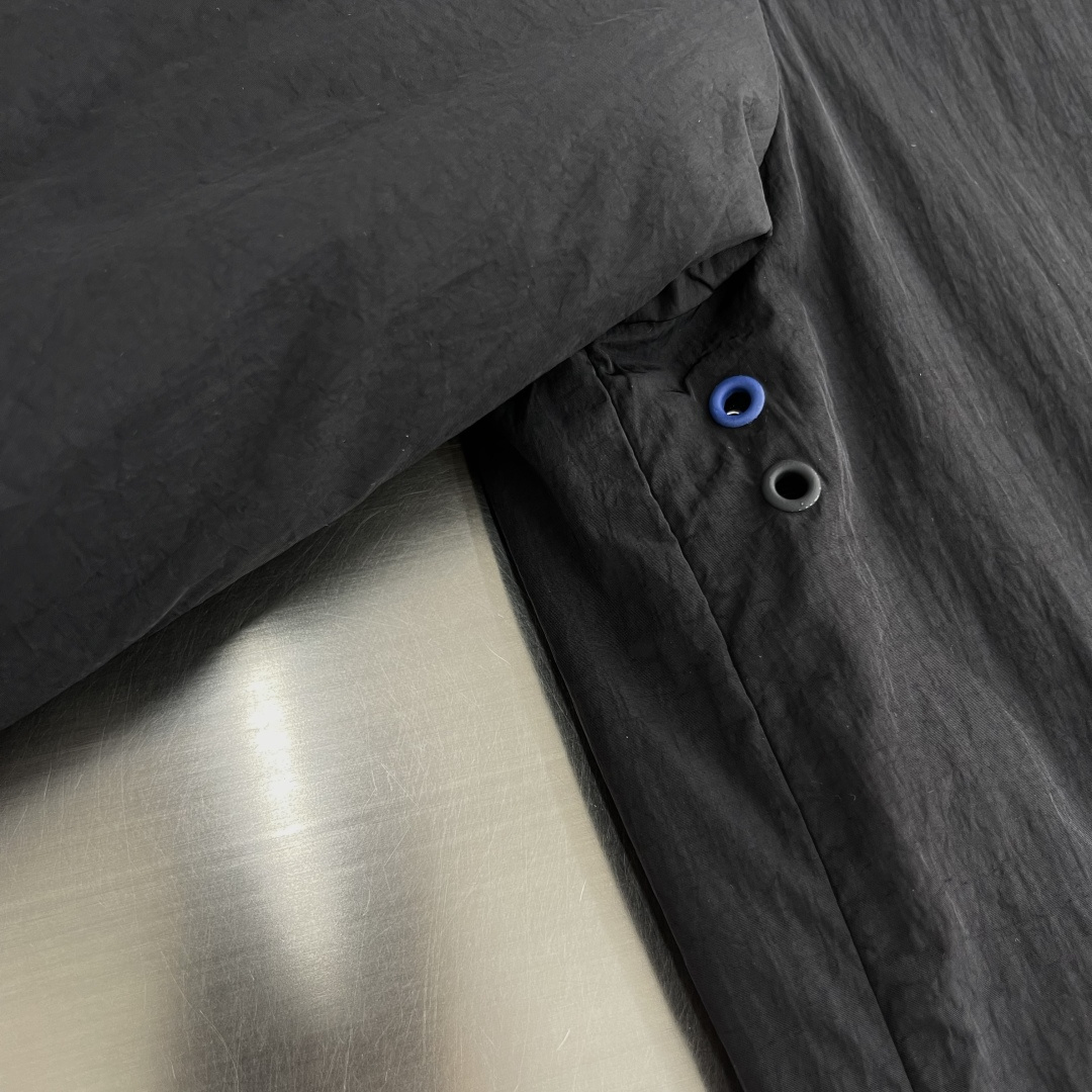 -BBR 双面款穿着格纹科技感面料带帽拉链外套。面料上手质感很好，宽松版型A面定制提花格纹，B面纯净素雅