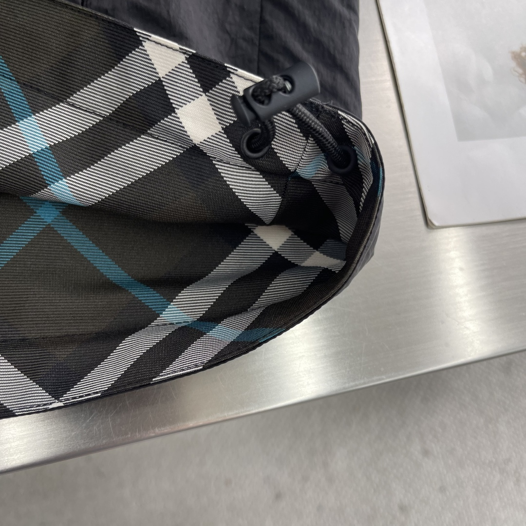 -BBR 双面款穿着格纹科技感面料带帽拉链外套。面料上手质感很好，宽松版型A面定制提花格纹，B面纯净素雅