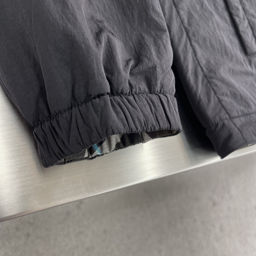 -BBR 双面款穿着格纹科技感面料带帽拉链外套。面料上手质感很好，宽松版型A面定制提花格纹，B面纯净素雅