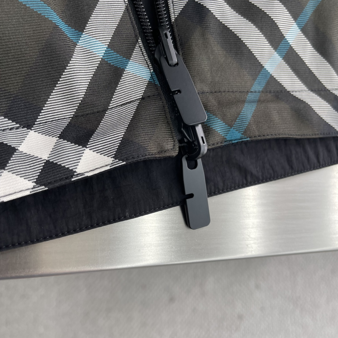 -BBR 双面款穿着格纹科技感面料带帽拉链外套。面料上手质感很好，宽松版型A面定制提花格纹，B面纯净素雅