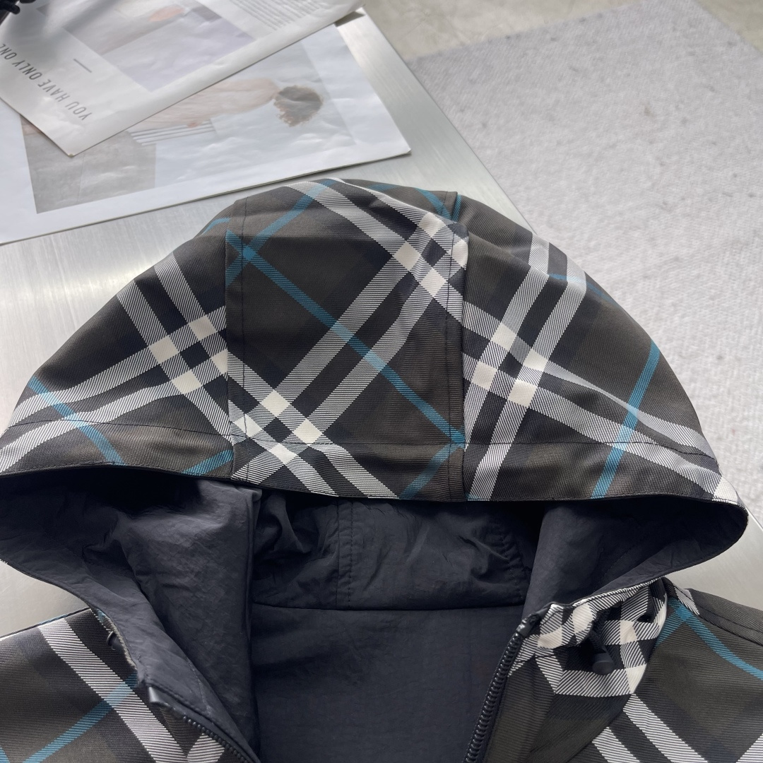 -BBR 双面款穿着格纹科技感面料带帽拉链外套。面料上手质感很好，宽松版型A面定制提花格纹，B面纯净素雅